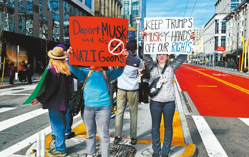 民眾自制標語抗議特朗普馬斯克。