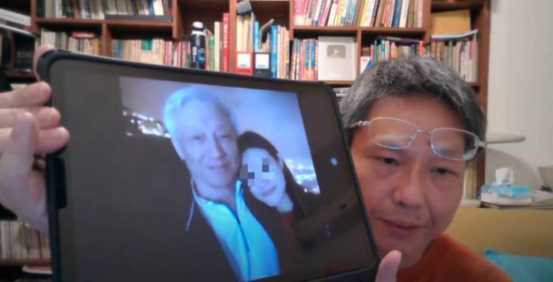 謝寒冰在18日晚間的個人直播中，秀出曹興誠的更多新照片。