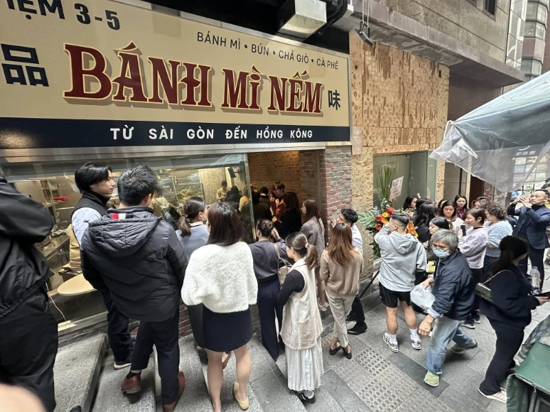 「品味Bánh MiNèm」日前進攻中環開分店，今日(18日)首日開幕，由越南籍店主KikiPhung上載的圖片可見，剛開店門外已出現人龍。(圖片來源：FB @Kiki Phung)