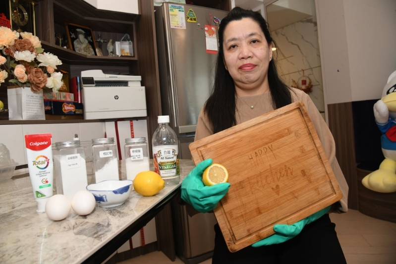 擔任家務助理課程導師已有多年的張美玲指，善用天然清潔劑，可令清潔程序變得簡單，食具清洗后更安全。