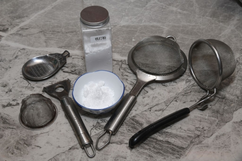 謹記避免在不銹鋼表面加上酸性或堿性物質，例如檸檬汁或清潔劑等，因為這些物質可能腐蝕不銹鋼表面。