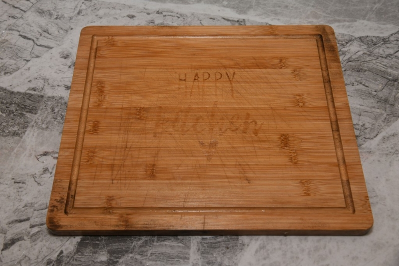 平時可定期用食油涂抹砧板上，以增加滋潤度及減少龜裂。