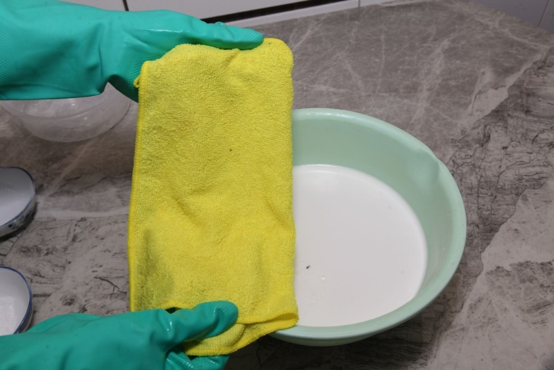 過碳酸鈉是一種偏堿性清潔劑，使用時謹記帶手套操作。