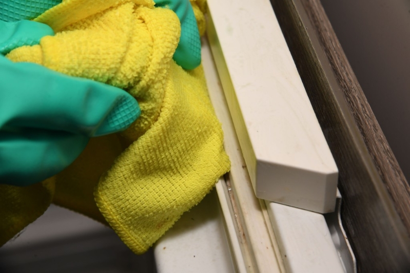 雪柜邊的白色膠有污跡，清潔有妙法。