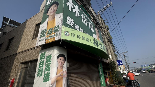 林岱樺大寮區服務處有多位調查局人員前來搜索，一見到記者前來即拉下鐵門。