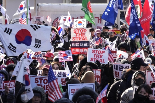 法院有大批人支持尹錫悅。美聯社