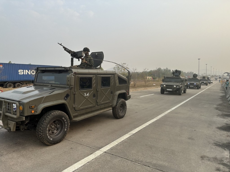 泰國軍車到緬甸邊境接收詐騙園區遺返人員。