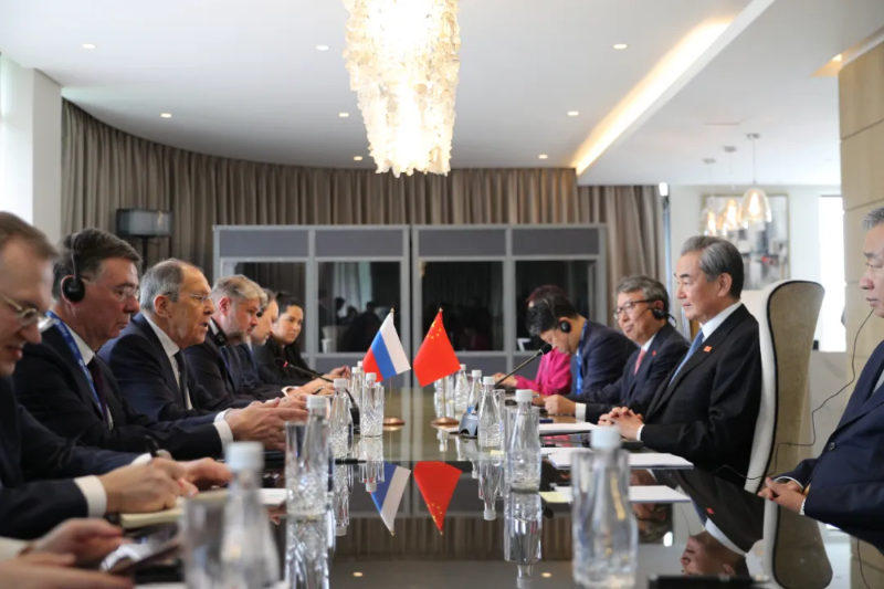 王毅會見俄羅斯外長拉夫羅夫1