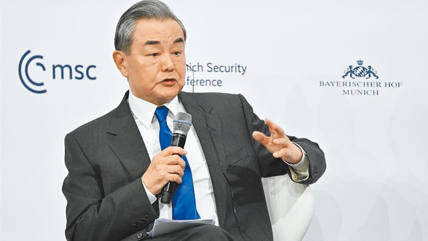圖為外交部長王毅當地時間14日在德國慕尼黑安全會議會議致詞。