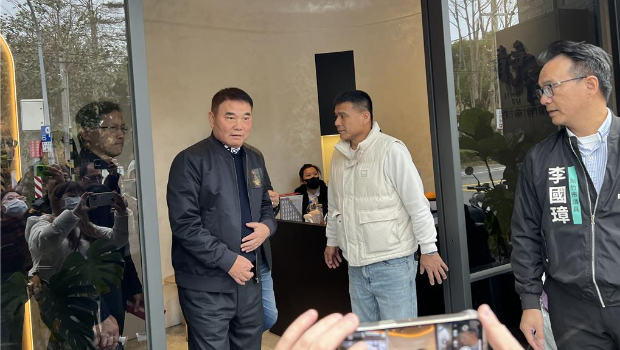 苗栗縣長鍾東錦下午來到新竹到柯爸靈堂拈香致意 苗栗縣長鍾東錦下午來到新竹到柯爸靈堂拈香致意