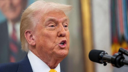 美國總統特朗普2月21日在白宮橢圓形辦公室發表談話的神情。