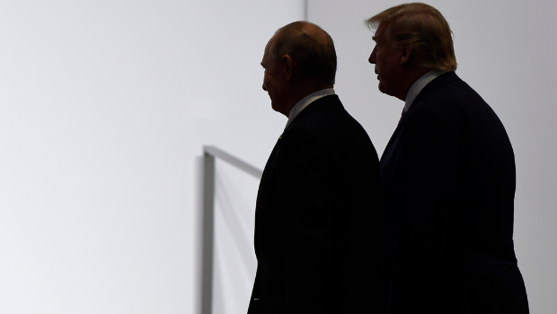 特朗普與普京2019年6月在日本大坂出席G20峰會期間并肩交談。