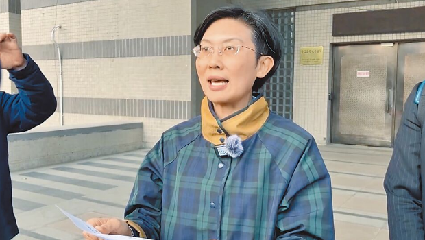 民進黨“立委”林岱樺21日清晨步出地檢時表示，暗黑勢力選擇在此時此刻打擊她，但不會摧折她的意志，面對打擊會挺直站立、不會屈膝跪下。