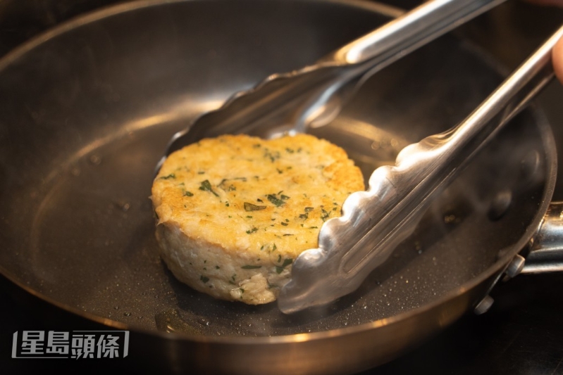 煎蟹肉餅至金黃色。