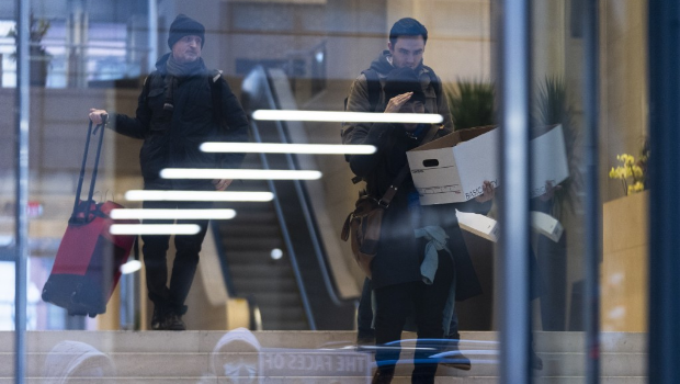 受裁員影響的美國國際開發署員工收拾私人物品離開公司。