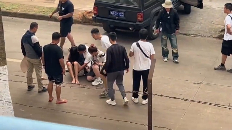 女替身演員狀甚痛苦。