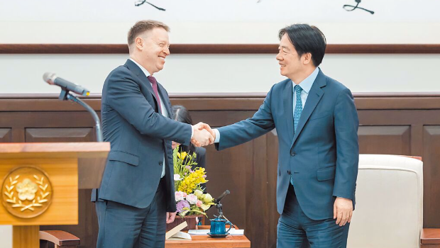 賴清德(右)17日接見美國前白宮副國安顧問博明(左) 賴清德(右)17日接見美國前白宮副國安顧問博明(左)