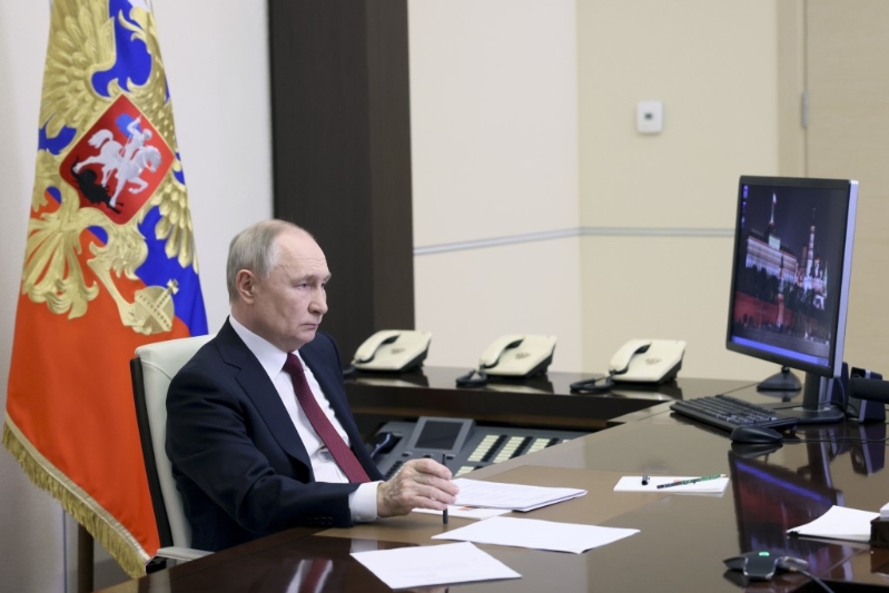 普京主持一場與部長和經濟顧問關于稀土金屬的視像會議。 美聯社.jpg