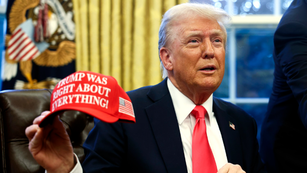 美國總統川普25日表示，將用「金卡」（gold card）簽證機制來取代對外國投資人發放的「綠卡」，一張金卡要價約500萬美元（約新臺幣1.64億元）。（美聯社）