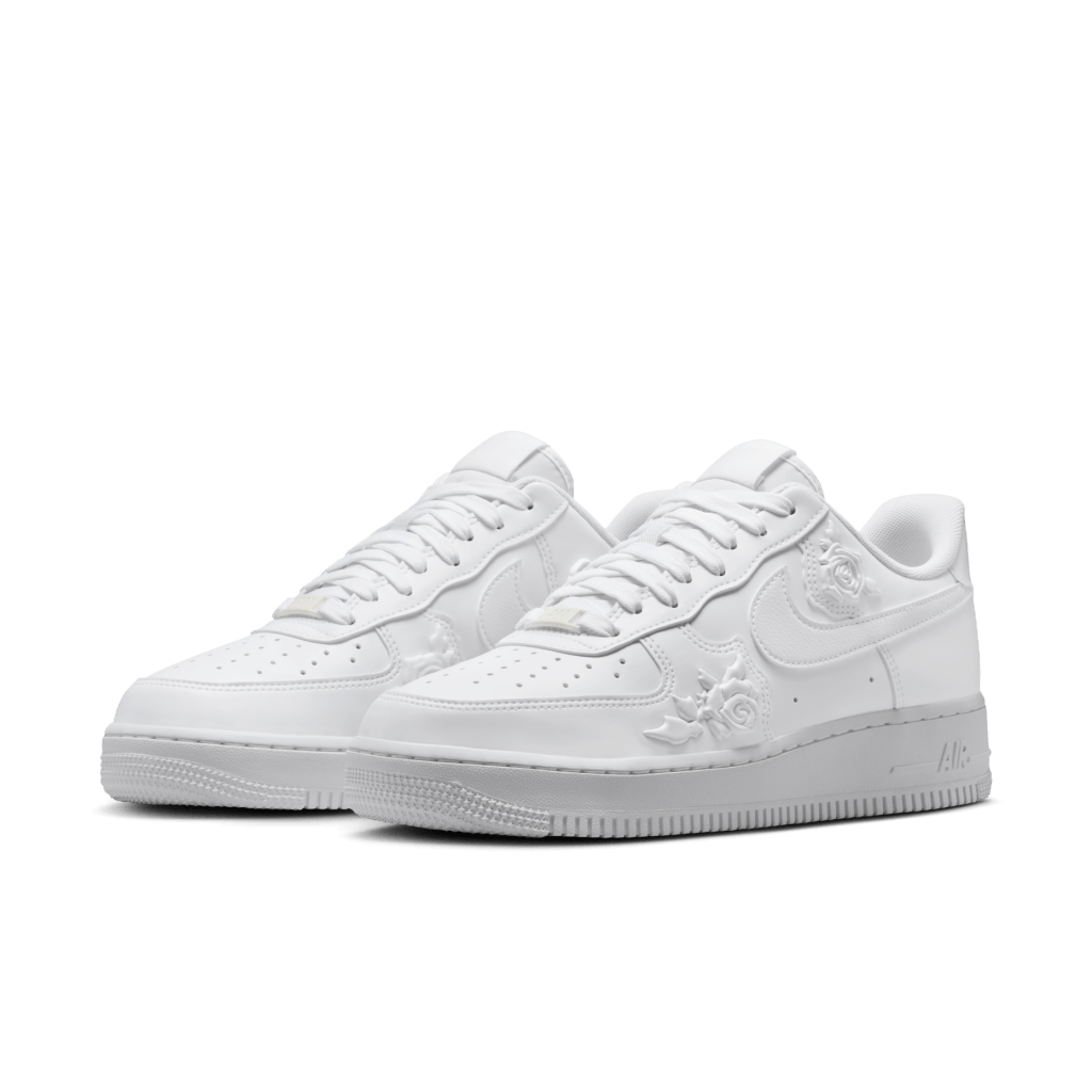 白色Nike Air Force 1 '07鞋身飾以玫瑰壓紋等優雅細節 白色Nike Air Force 1 '07鞋身飾以玫瑰壓紋等優雅細節