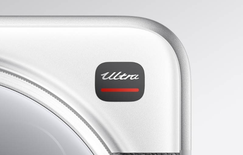 只有經典黑銀配色機身右上角貼有Ultra標志。
