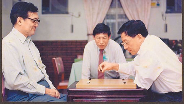 圖為1995年前清大校長沈君山（左）與曹興誠（右）對弈照片