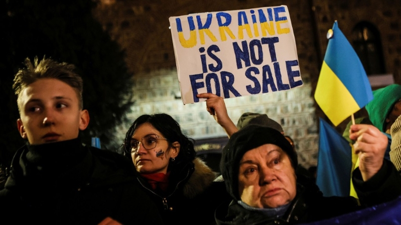 烏克蘭難民在保加利亞首都索非亞首都集會，手持「烏克蘭是非賣品」的標語牌。美聯社