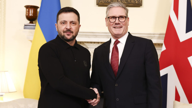 ▲英國首相斯塔默（右）1日與烏克蘭總統澤連斯基（左）在倫敦唐寧街首相官邸會晤。