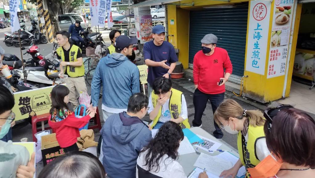 “地動刪瑤”召集人賴苡任表示，1日連署罷免吳思瑤，他明顯感受到民眾對民進黨的憤怒，邊寫邊罵的情況比過去還多。