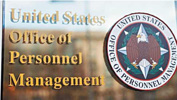 多個聯邦部門的雇員再次收到電郵，要求他們未來每個星期匯報工作成果，但這次未有威脅不服從者將被解雇。