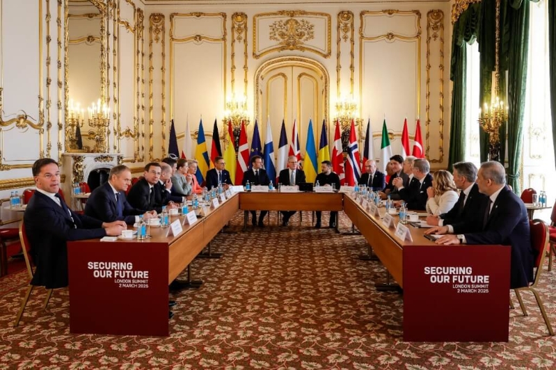 法國總統馬克龍（后左2）出席在英國倫敦舉行的烏克蘭與歐洲安全峰會。