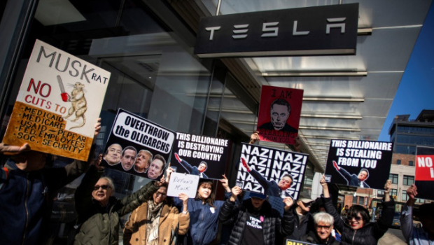 全美多地爆“抵制特斯拉”示威 全美多地爆“抵制特斯拉”示威