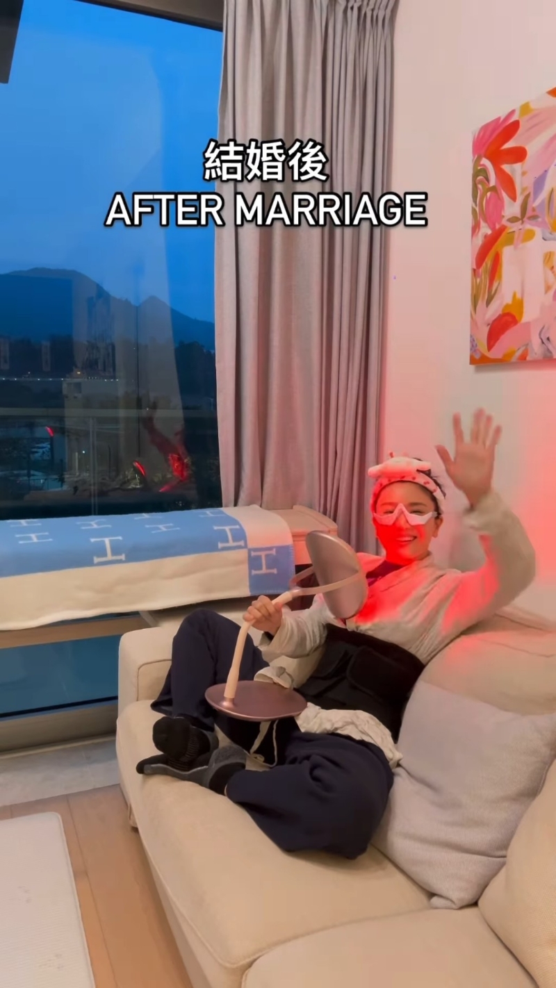 婚后的林芊妤卻是穿上密實居家服，束起頭發，盤膝坐在同一位置照燈護膚，完全有如一個普通師奶。