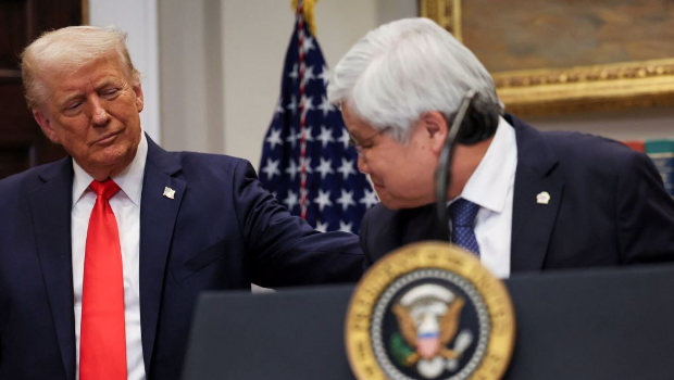 美國總統特朗普（圖左）與臺積電總裁魏哲家（圖右）召開共同記者會，宣布臺積電擴大投資美國。