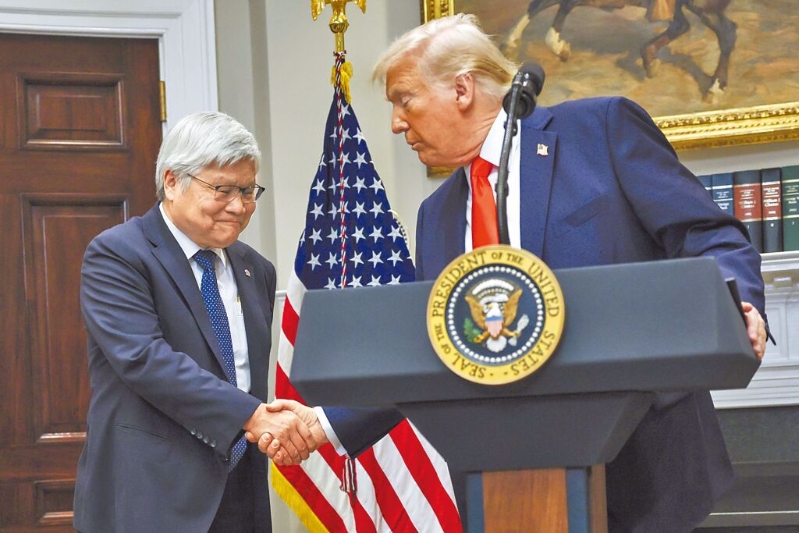 特朗普稱贊魏哲家（圖左）是傳奇，“是現在會議室里最重要的人”。美聯社