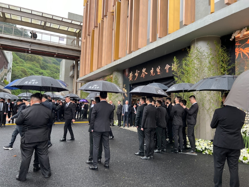竹聯幫主黃少岑告別式 上午舉辦，在警方約制下，連現場工作人員都顯得稀少，成“史上簡約”黑幫喪禮。中時新聞網