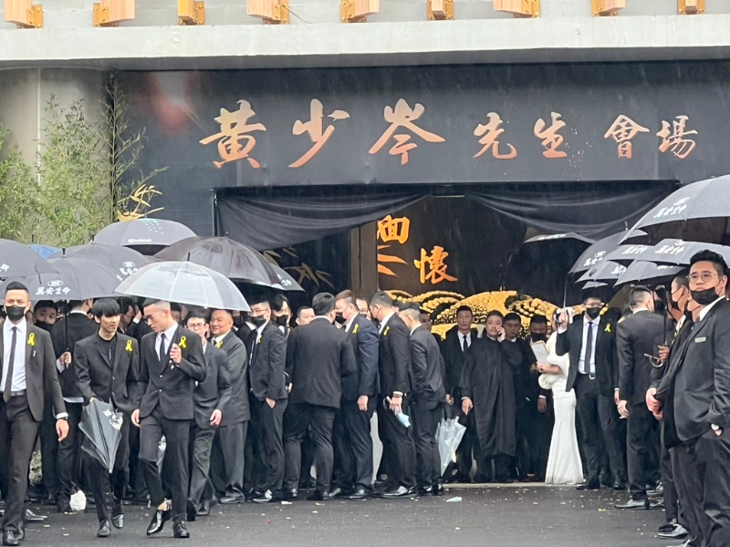竹聯幫主黃少岑告別式，逾千人到場，現場一片黑色傘海。