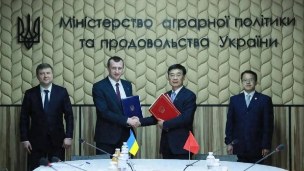 馬升琨大使與烏方簽署烏克蘭豌豆、野生水產品輸華議定書。