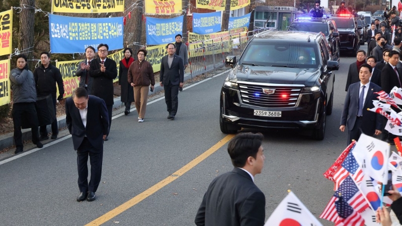 尹錫悅離開拘留所時數度鞠躬。