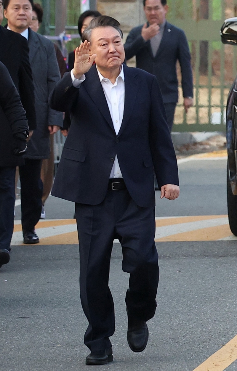 尹錫悅步行離開拘留所，向支持者揮手。