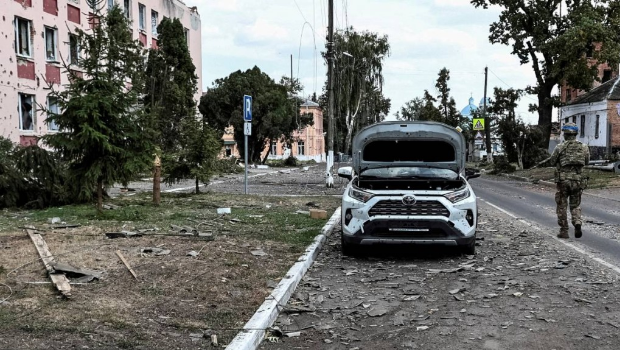 烏克蘭士兵在庫爾斯克街頭巡邏。