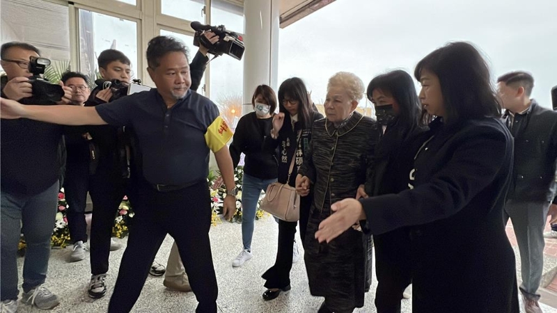 柯媽何瑞英則于6點40分許到達會場。