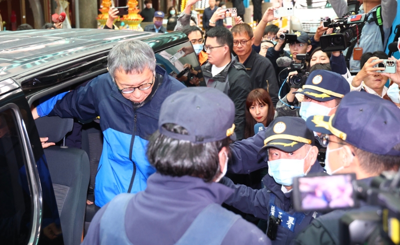 民眾黨前主席柯文哲父親柯承發老先生10日舉行告別式，在押的柯文哲9時前在矯正署人員戒護下抵達。