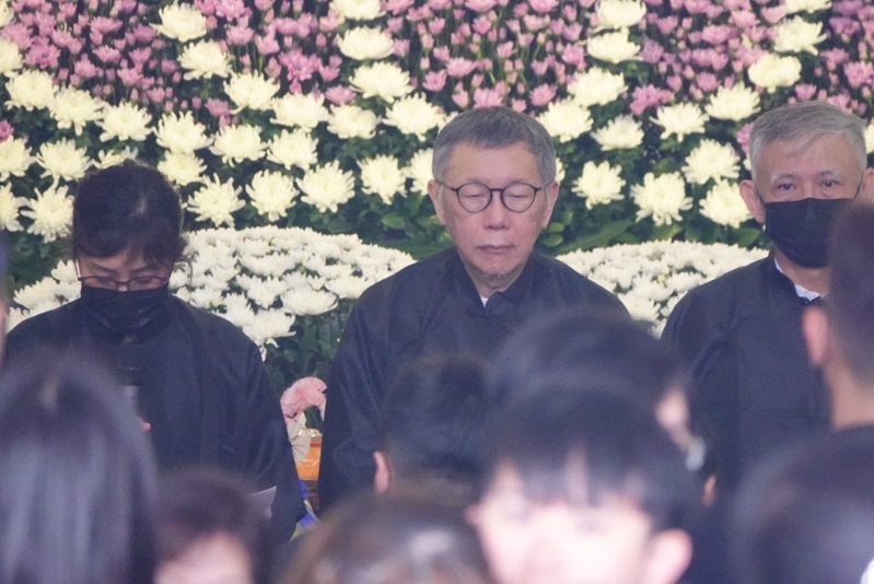 前民眾黨主席柯文哲父親2月17日逝世，享耆壽94歲，告別式10日于新竹市立殯儀館景行廳舉行。 柯文哲在家祭看到久違家人與告別父親的最后一程，看似硬漢的柯文哲仍不住哽咽。