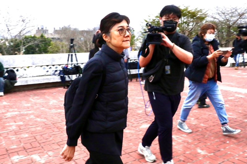 民眾黨前主席柯文哲父親柯承發老先生10日舉行告別式。 柯文哲妹妹柯美蘭（左）上午7點抵達告別式會場。