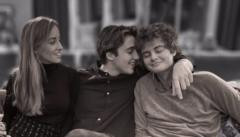 歐洲盧森堡弗雷德里克王子（Prince Frederik，上圖右）1日病逝，得年22歲，他生前罹患名為“PolG”的粒線體罕見疾病。 截取自PolG非營利基金會官網