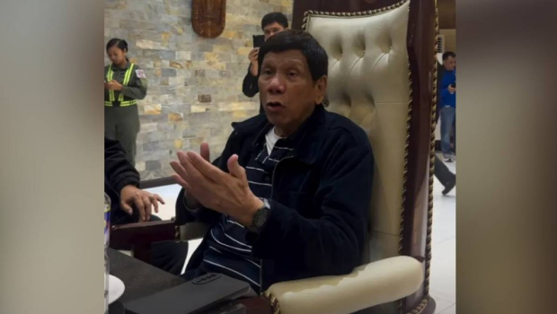 杜特爾特現身空軍機場畫面曝光，當場質疑“我犯什么罪”。