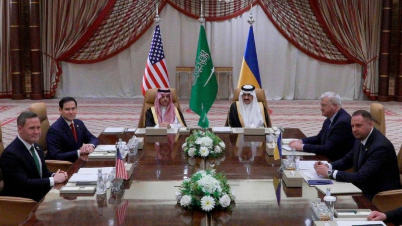 美國國務卿魯比奧（左2）在沙特阿拉伯與烏克蘭代表，商討俄烏戰爭?；鹗乱?。 路透社