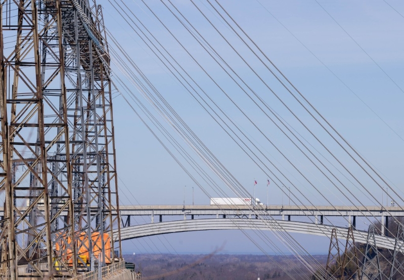 加拿大安大略省政府暫停對向美國三個州出口的所有電力征收25%的附加費。新華社