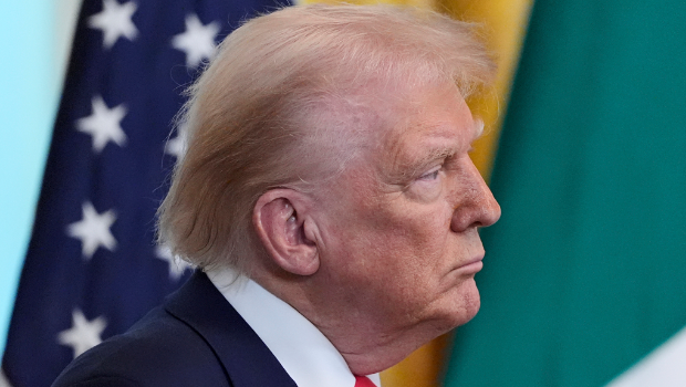 美國總統特朗普12日在白宮東廳（East Room）的神情。